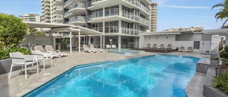 2 outdoor pools, pool loungers