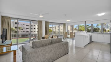 1 Bedroom Garden View, Tower I | Coin séjour | Télévision à écran plat de 42 pouces avec chaînes par câble