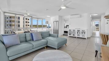 3 Bedroom Superior Ocean View, Tower I | Coin séjour | Télévision à écran plat de 42 pouces avec chaînes par câble