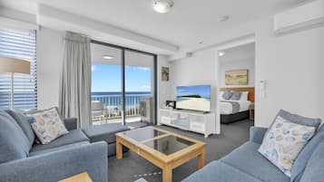 3 Bedroom Ocean View, Tower II | Área de estar | TV de tela plana 42 polegadas com canais a cabo, TV LCD