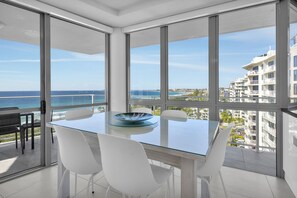 3 Bedroom Superior Ocean View, Tower I | Matservice på rummet