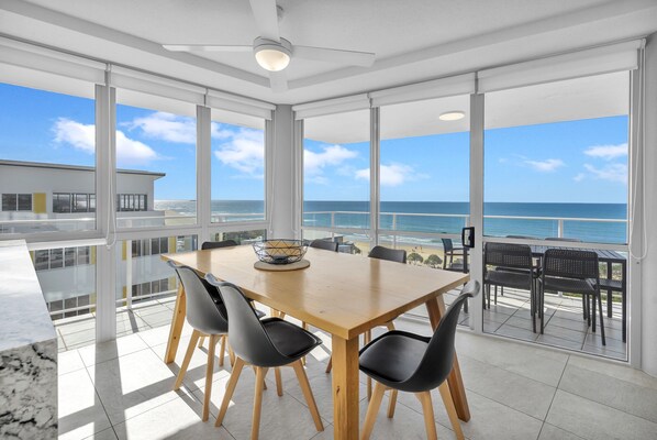 3 Bedroom Superior Ocean View, Tower I | Restauration dans la chambre