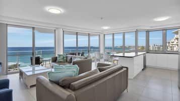 3 Bedroom Superior Ocean View, Tower I | Living area