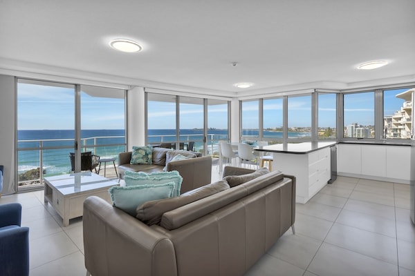 3 Bedroom Superior Ocean View, Tower I | Living area