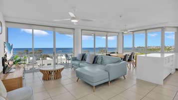 3 Bedroom Superior Ocean View, Tower I | Área de estar | TV de tela plana 42 polegadas com canais a cabo, TV LCD