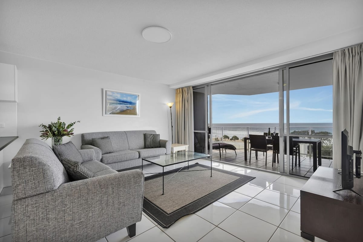2 Bedroom Ocean View, Tower I | Area soggiorno | TV a schermo piatto 42 pollici con canali via cavo, TV LCD