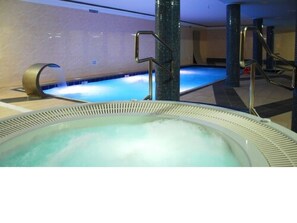 Indoor spa tub