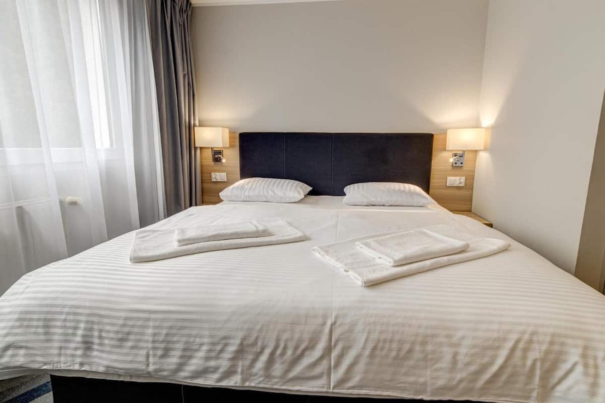 In-room safe, desk, iron/ironing board (on request), cribs (free)