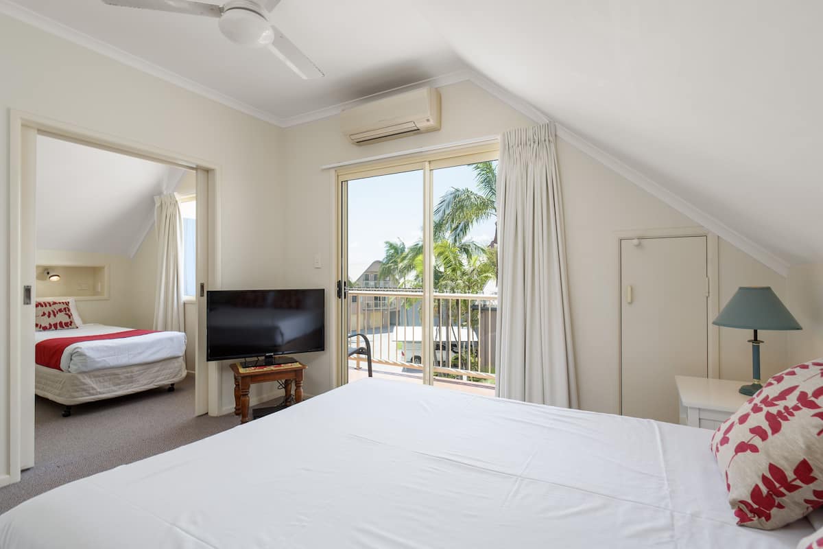 Apartment, 3 Bedrooms, 2 Bathrooms | Hypo-allergenic bedding, cribs/infant beds, bed sheets