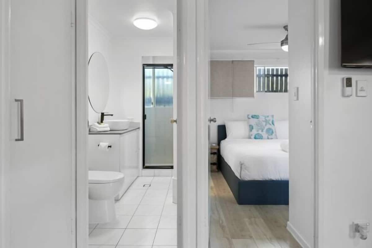 Hypo-allergenic bedding, bed sheets