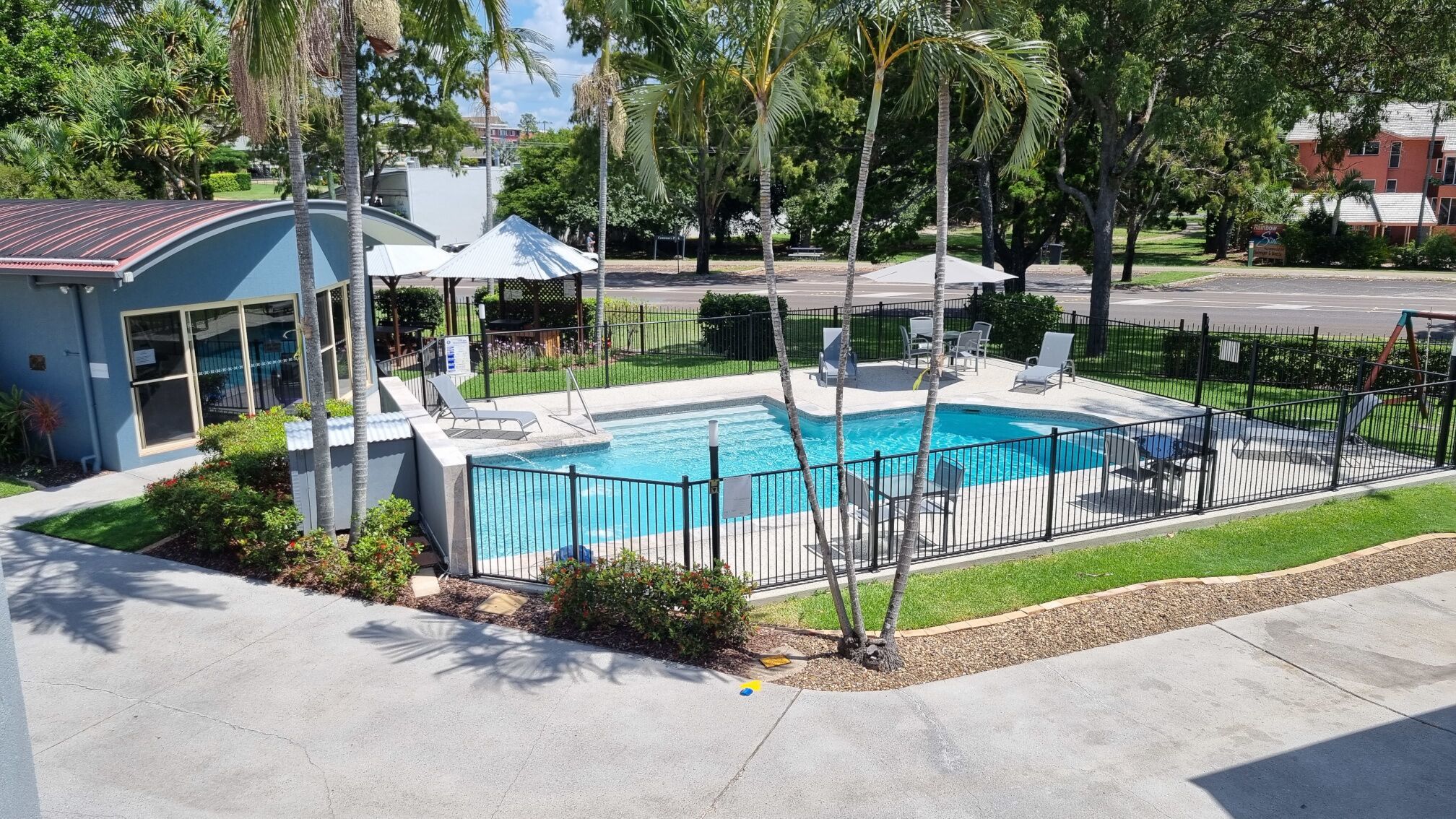 Piscine extérieure, piscine chauffée, parasols de plage, chaises longues