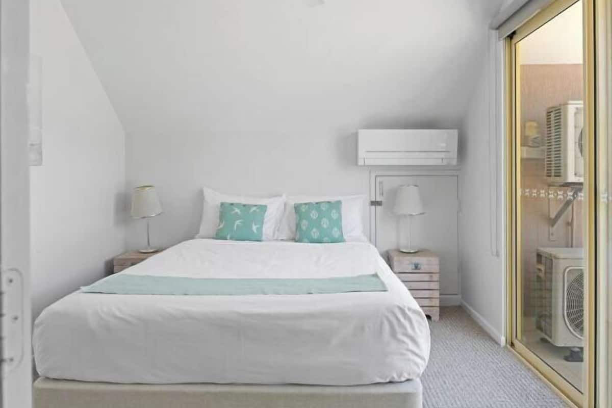 Hypo-allergenic bedding, bed sheets