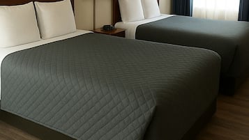 Escritorio, sistema de insonorización y tabla de planchar con plancha