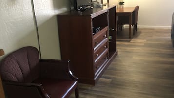 Escritorio, sistema de insonorización y tabla de planchar con plancha