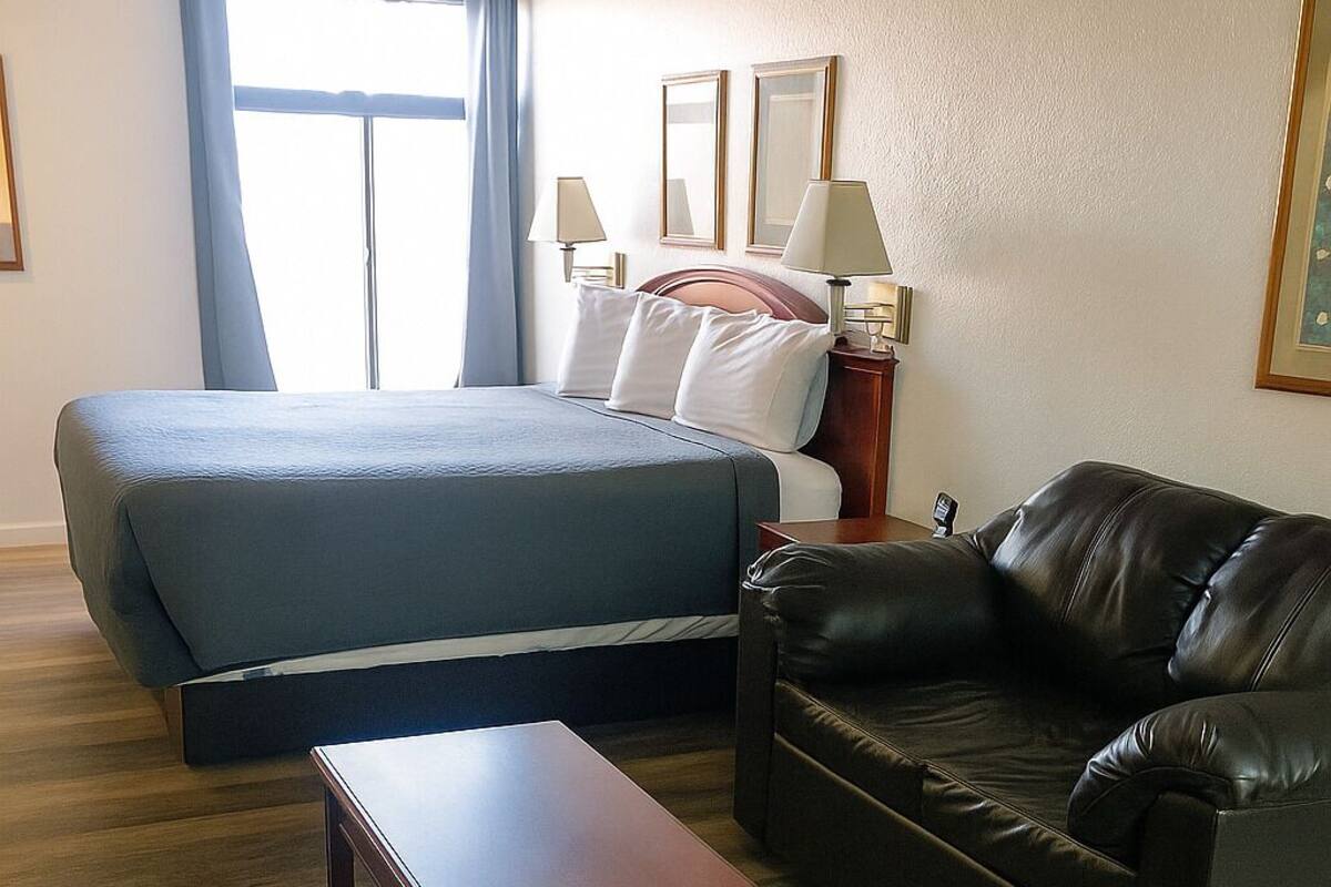 Standard Room, 1 King Bed