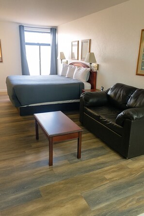 Standard Room, 1 King Bed | Desk, soundproofing, iron/ironing board, rollaway beds