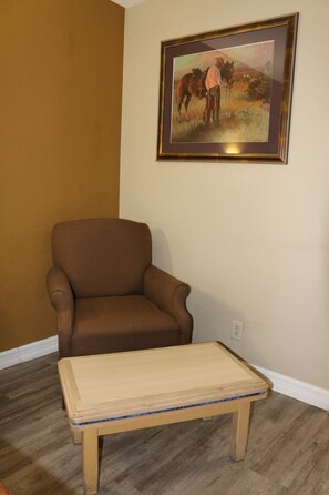 Living area - Budget Inn Barstow (Barstow)