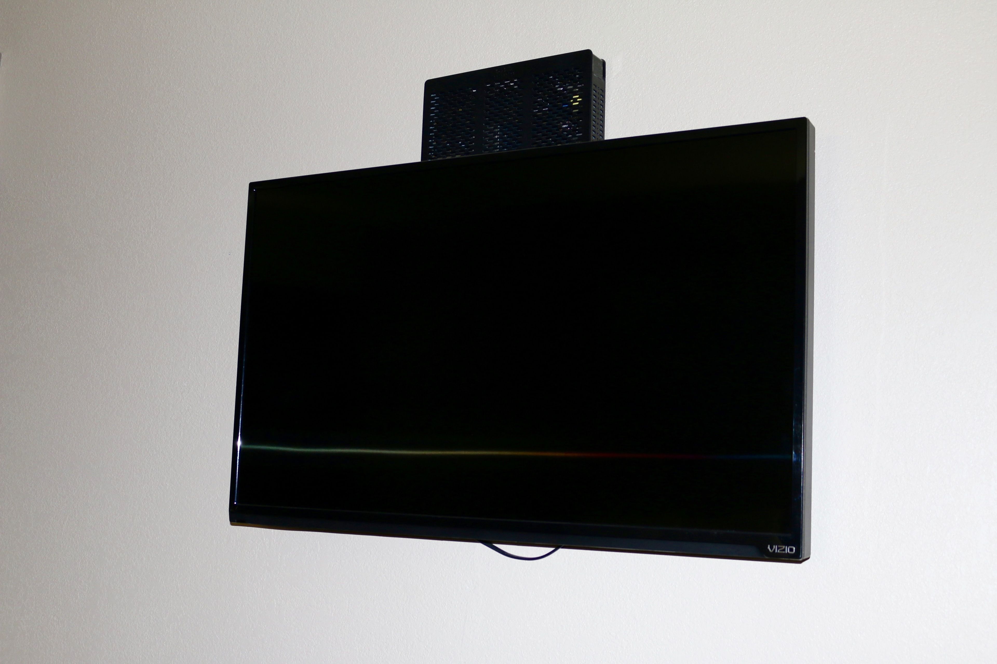 Ein Flachbildfernseher an der Wand befestigt.