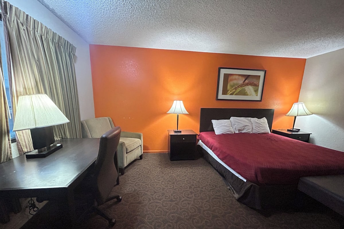 Bàn, bàn ủi/dụng cụ ủi quần áo, truy cập Internet không dây miễn phí