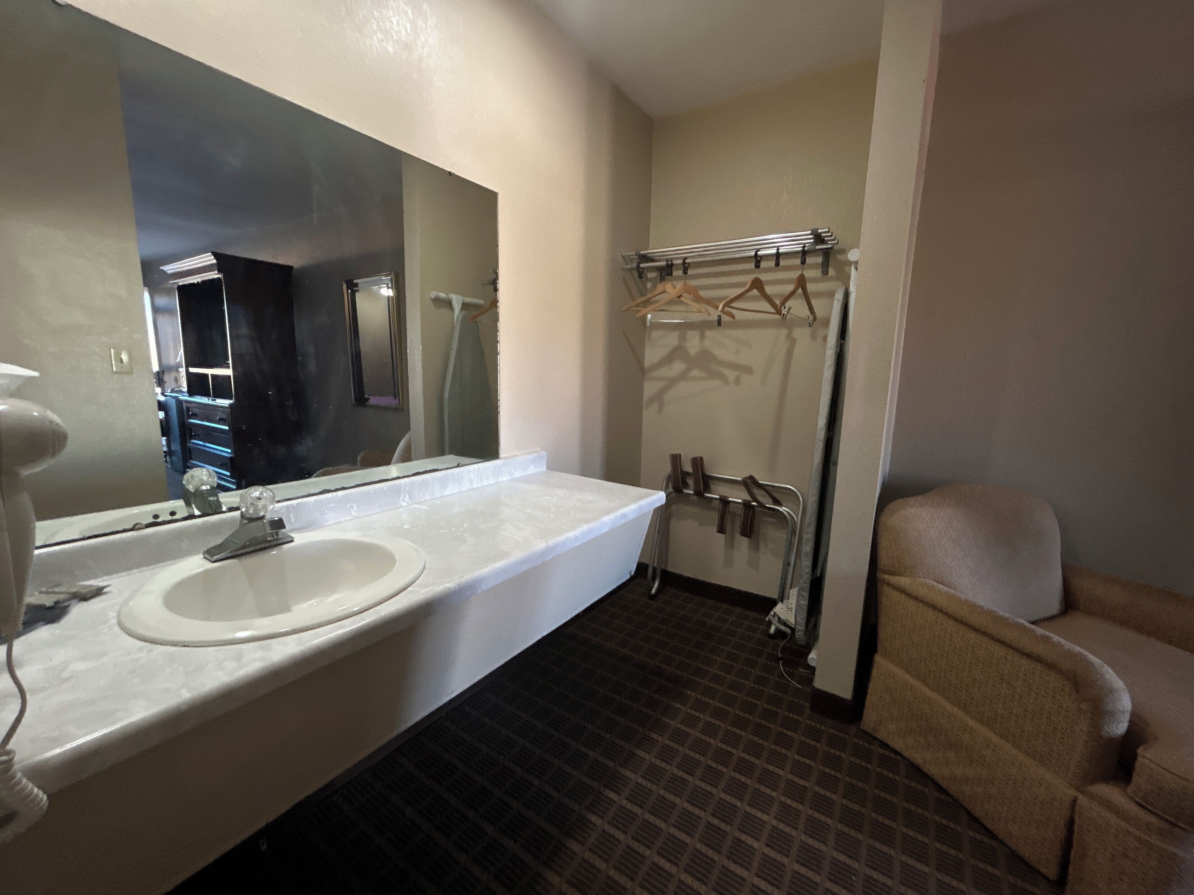 Room, 1 Double Bed, Non Smoking | Bathroom | Free toiletries, hair dryer, towels