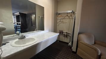 Room, 1 Double Bed, Non Smoking | Bathroom | Free toiletries, hair dryer, towels