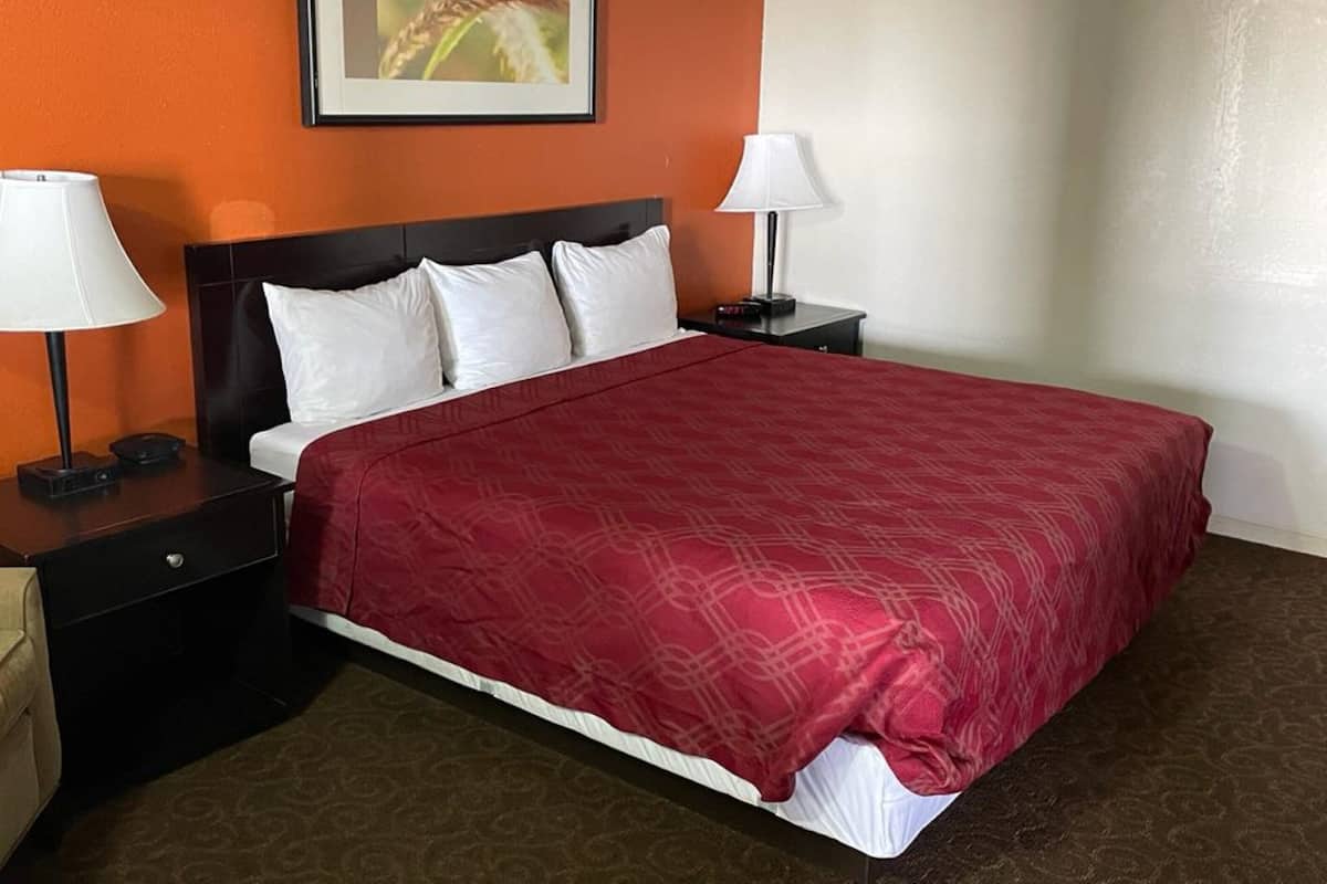 Room, 1 King Bed, Non Smoking (Interior Corridor) | Desk, rollaway beds, bed sheets