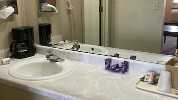 Habitació, 2 llits de matrimoni, no fumadors | Bany | Combinació de dutxa i banyera i capçal de dutxa tipus cascada