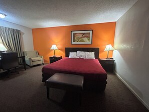 Desk, iron/ironing board, free WiFi, bed sheets - Knights Inn By Capital O Emporia I 35 (Emporia)