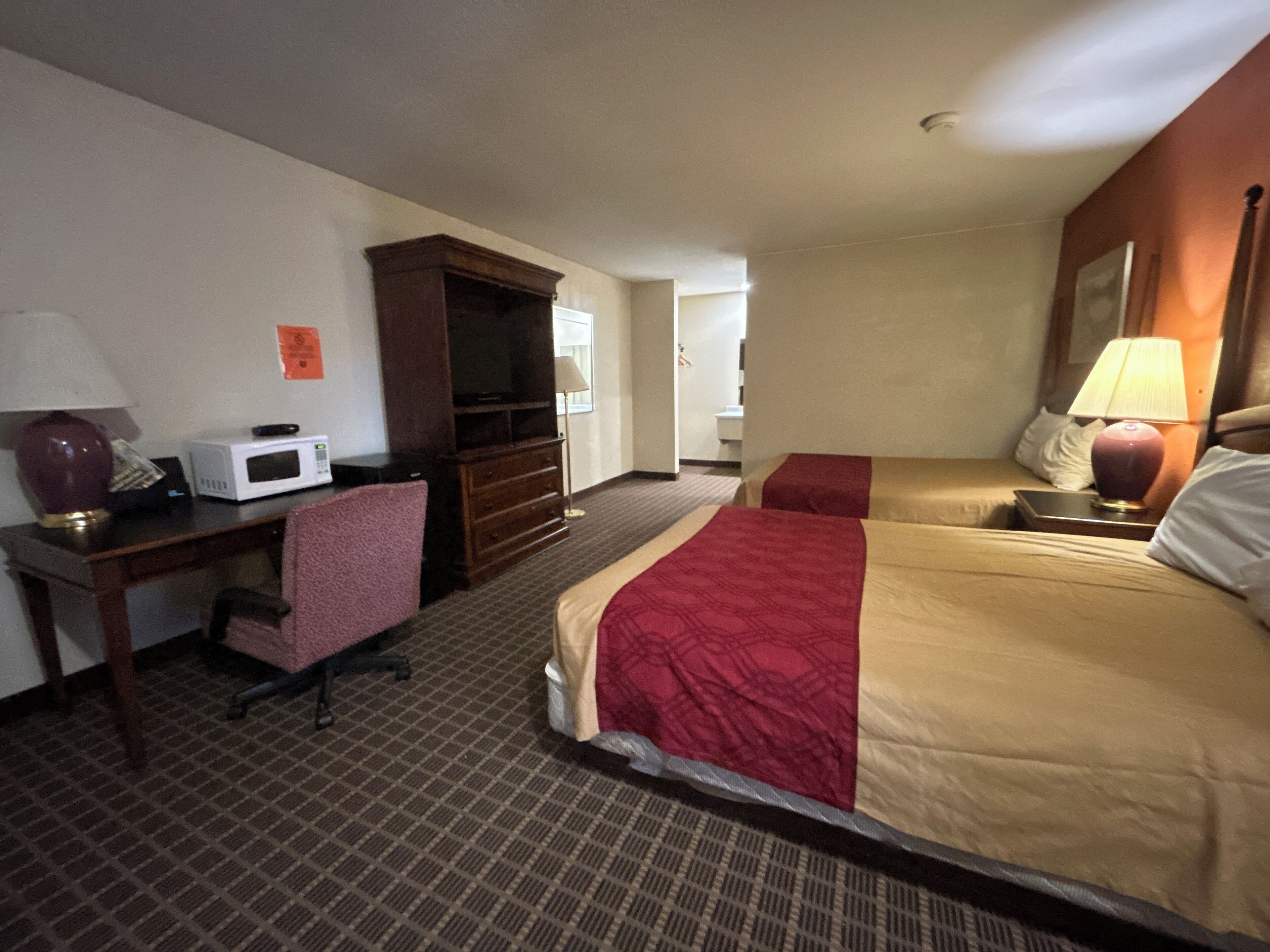 Suite, 2 King Beds, Smoking, Refrigerator & Microwave with Sofa-Bed | Bàn, bàn ủi/dụng cụ ủi quần áo, truy cập Internet không dây miễn phí 