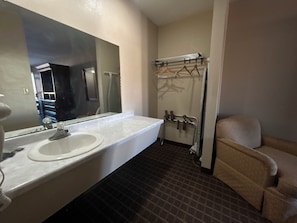 Room, 1 Double Bed, Non Smoking | Bathroom | Free toiletries, hair dryer, towels - Knights Inn By Capital O Emporia I 35 (Emporia)