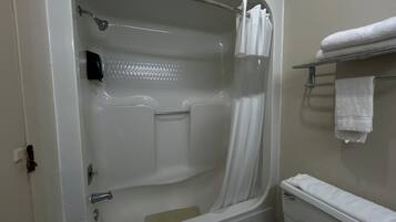 Chambre, 2 grands lits, non-fumeur | Salle de bain