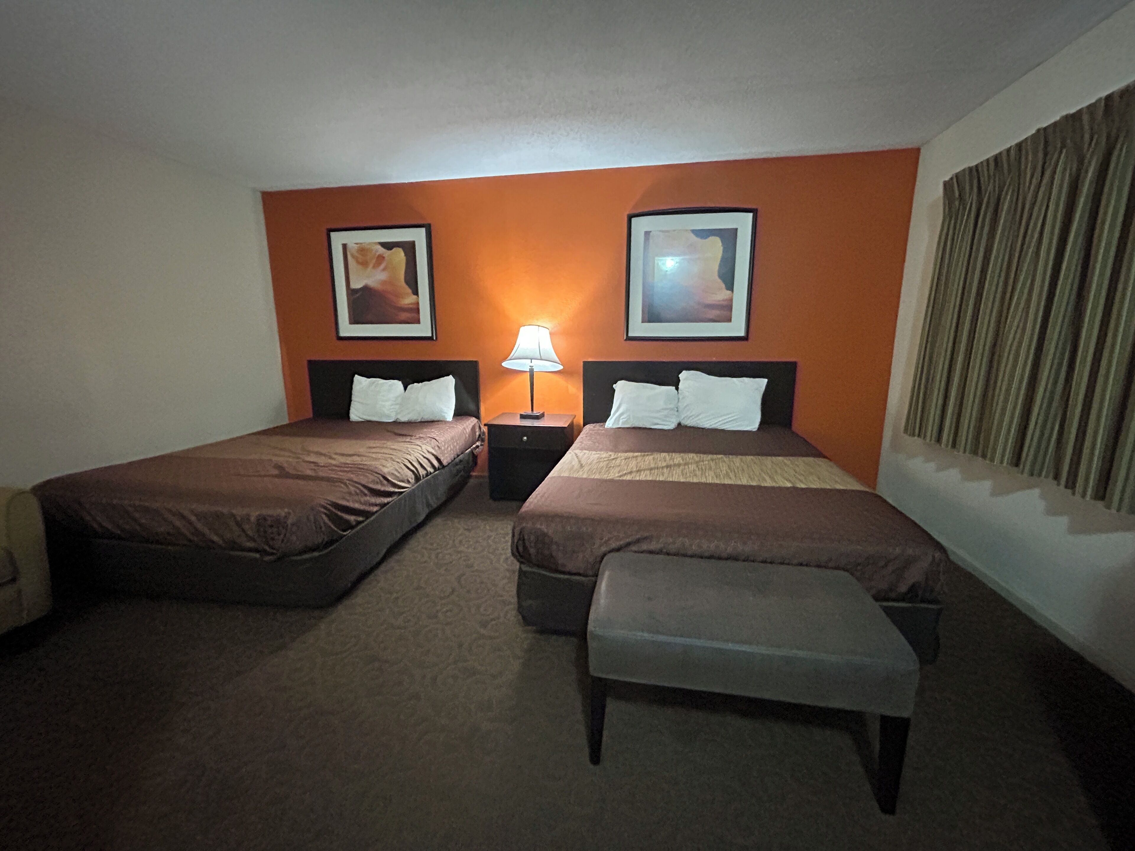 Phòng, 2 giường cỡ queen, trang thiết bị hỗ trợ người có khó khăn khi di chuyển, không hút thuốc | Bàn, bàn ủi/dụng cụ ủi quần áo, truy cập Internet không dây miễn phí 