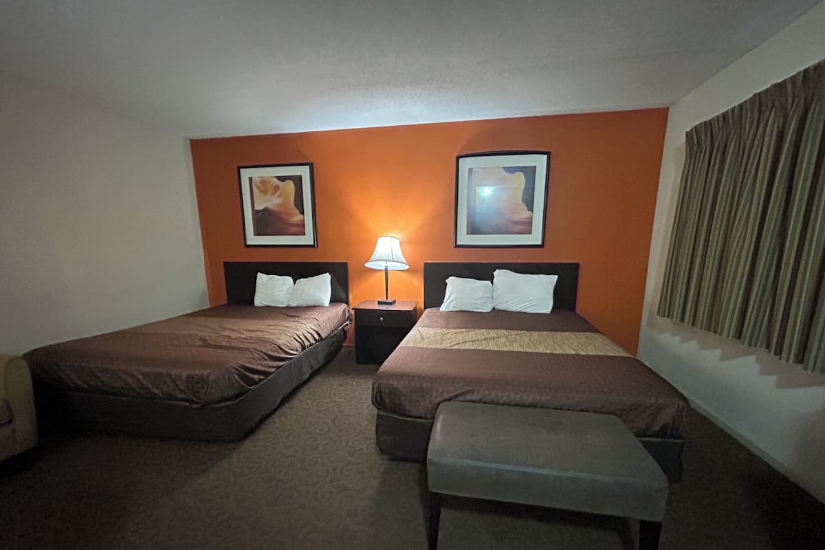 Phòng, 2 giường cỡ queen, trang thiết bị hỗ trợ người có khó khăn khi di chuyển, không hút thuốc | Bàn, bàn ủi/dụng cụ ủi quần áo, truy cập Internet không dây miễn phí