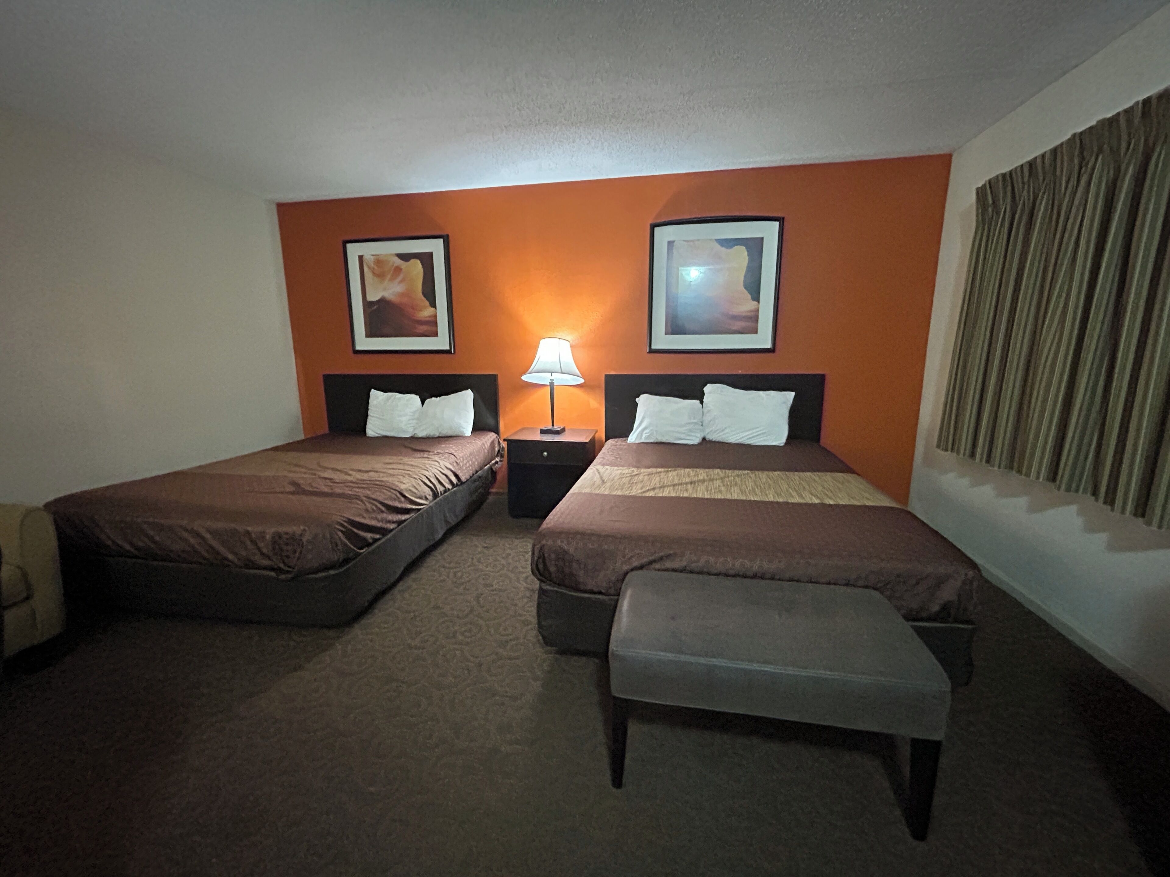 Bàn, bàn ủi/dụng cụ ủi quần áo, truy cập Internet không dây miễn phí 