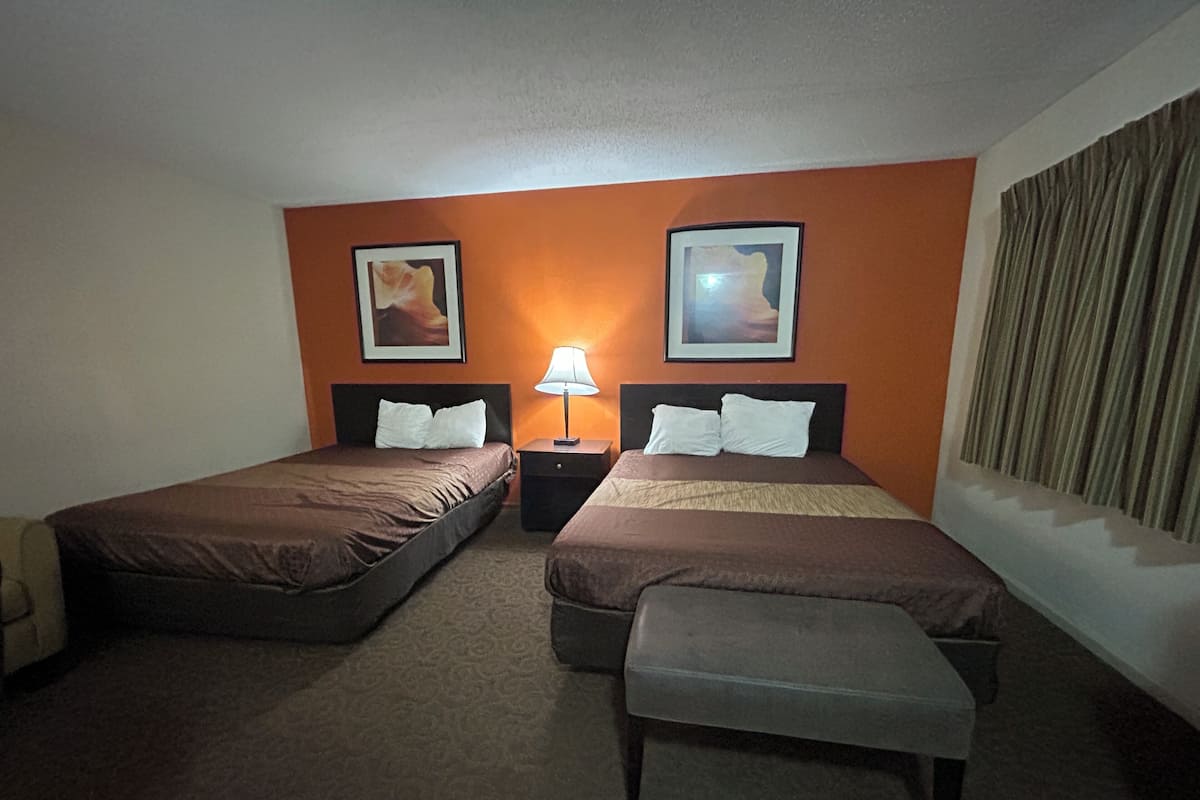 Bàn, bàn ủi/dụng cụ ủi quần áo, truy cập Internet không dây miễn phí