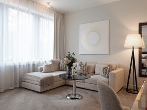 Suite – junior | Allergitestet sengetøy, minibar, safe på rommet og skrivebord