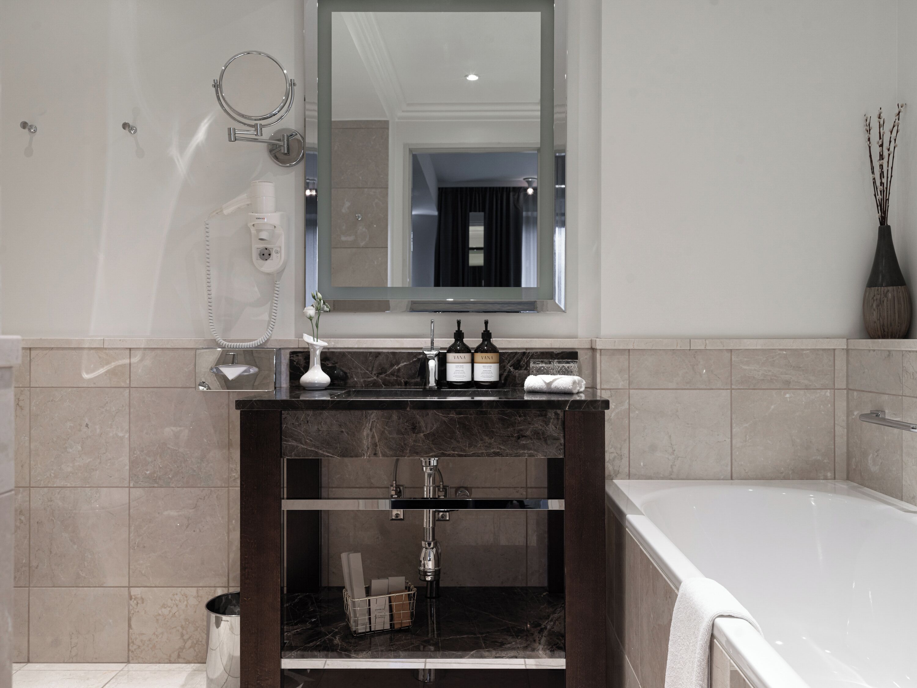 deluxe double room | bathroom | free toiletries, hair dryer, bathrobes, slippers