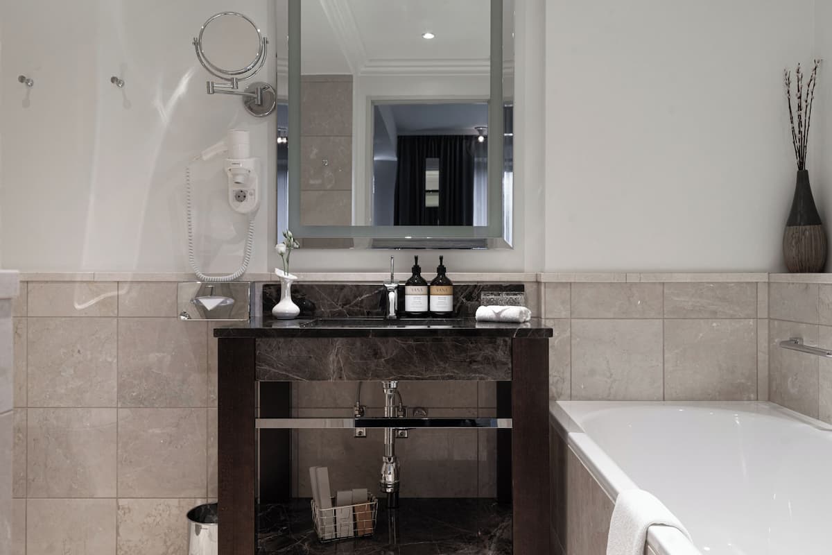 deluxe double room | bathroom | free toiletries, hair dryer, bathrobes, slippers