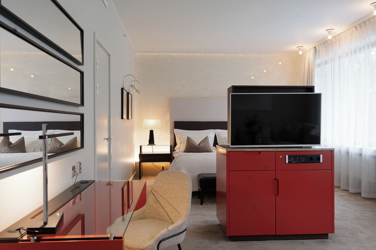 junior suite | hypo-allergenic bedding, minibar, in-room safe, desk