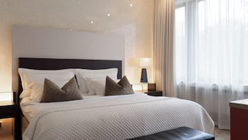 Junior Suite | Hypo-allergenic bedding available, minibar, in-room safe, desk