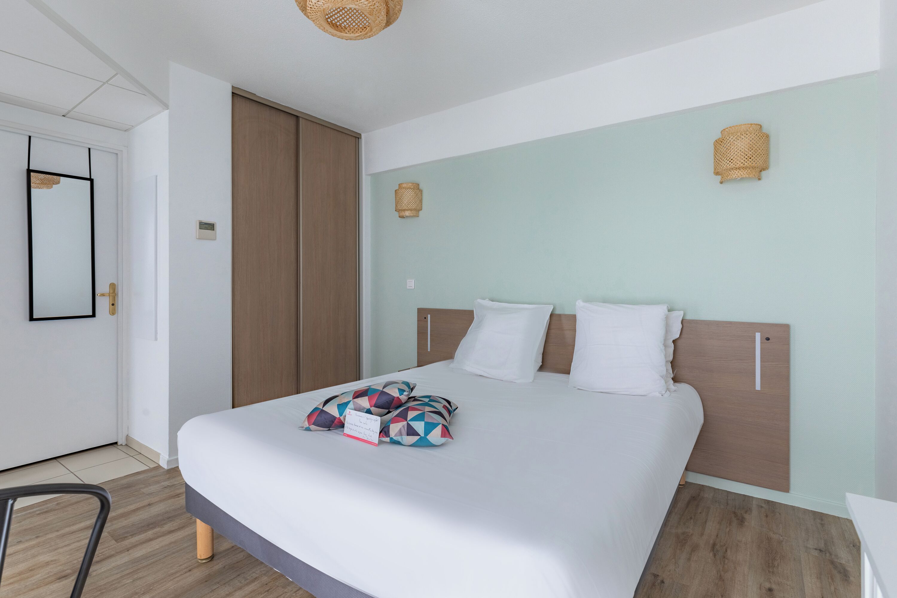 مكتب وتجهيزات عازلة للصوت ومكواة/لوح كي وواي فاي مجانًا