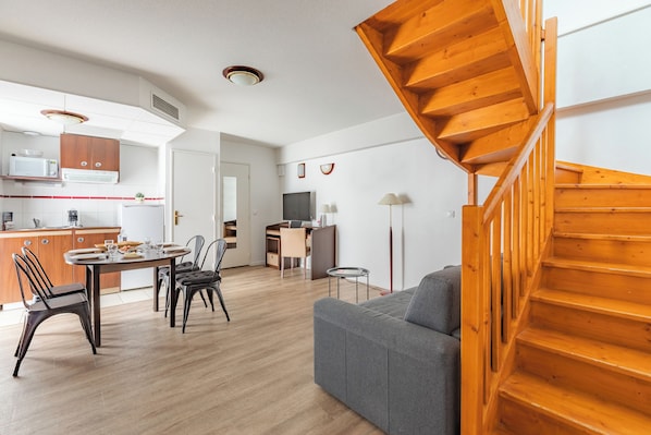 Basic Apartment | Living area