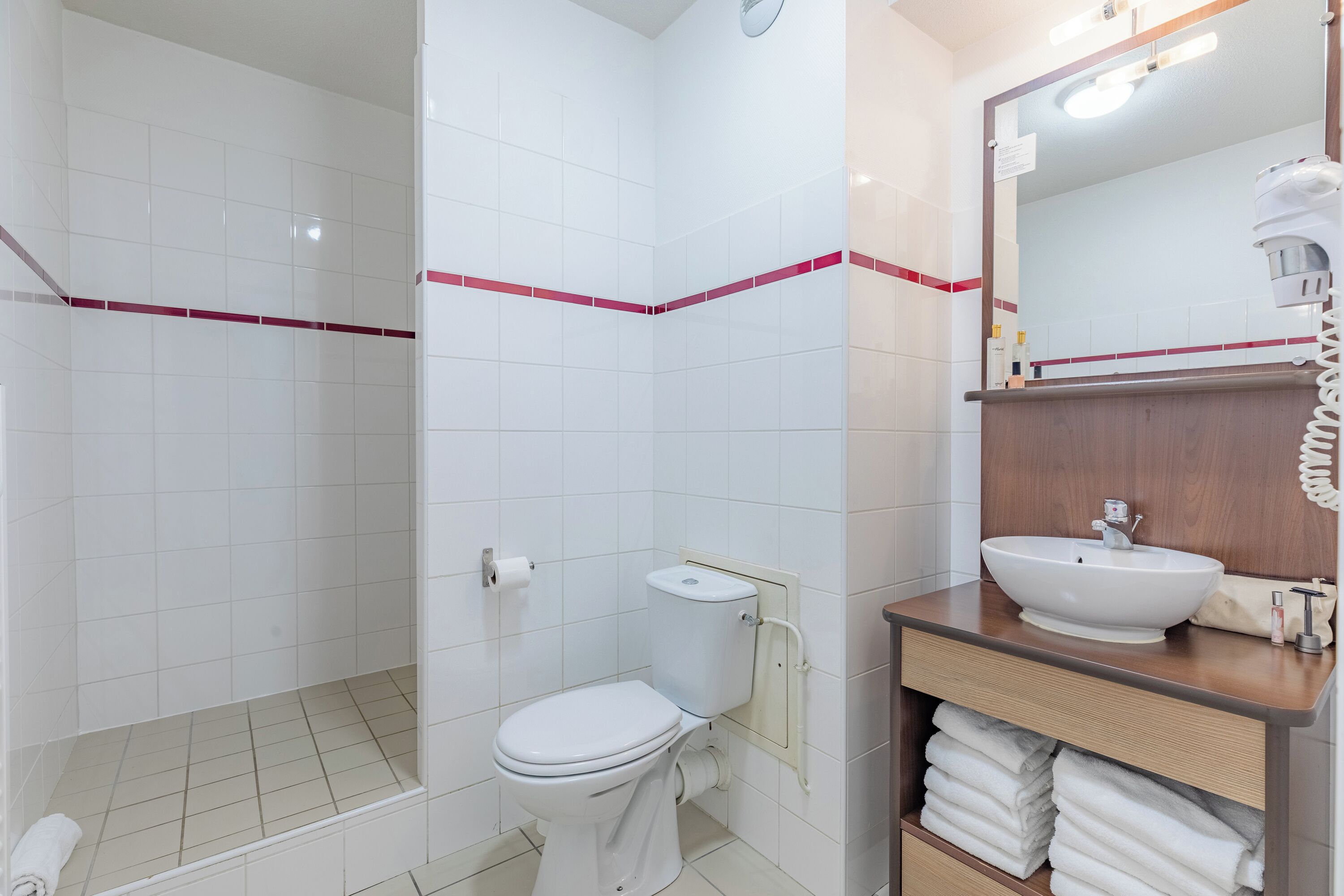 Ein Badezimmer mit Toilette, Waschbecken und Dusche.