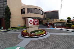 Front of property - Best Western Plus Gran Marques (Toluca)