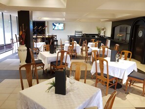 Lunch and dinner served, international cuisine