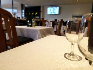 Lunsj og middag serveres, internasjonale retter
