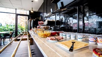 Café da manhã com buffet todos os dias (EUR 13 por pessoa)