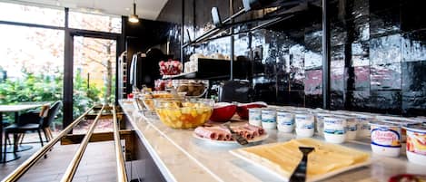 Tägliches Frühstücksbuffet (13 EUR pro Person)