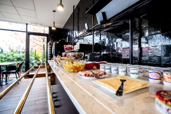 Sarapan prasmanan setiap hari (EUR 13 per orang)
