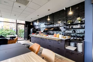 Petit déjeuner buffet (13 EUR par personne)